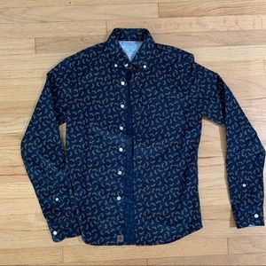 Men’s untucked, slim fit dress shirt